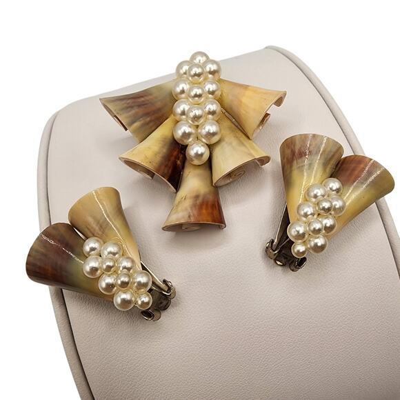 1950s Shell “Ribbon” Brooch & Clip Earrings Set • Pearl Clusters - Picture 4 of 8